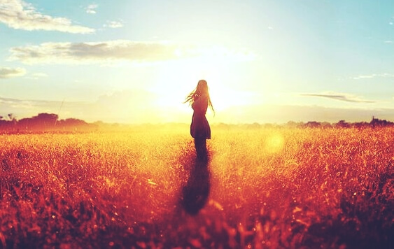 chica en el campo intentando vivir sin una familia