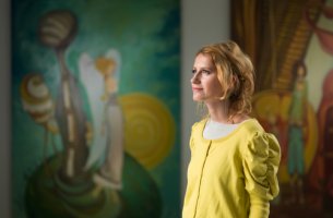 Mujer en el museo para simbolizar el síndrome de Stendhal
