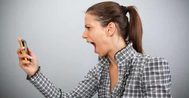 Mujer gritando al móvil