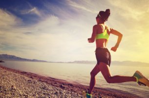 Mujer haciendo deporte al aire libre