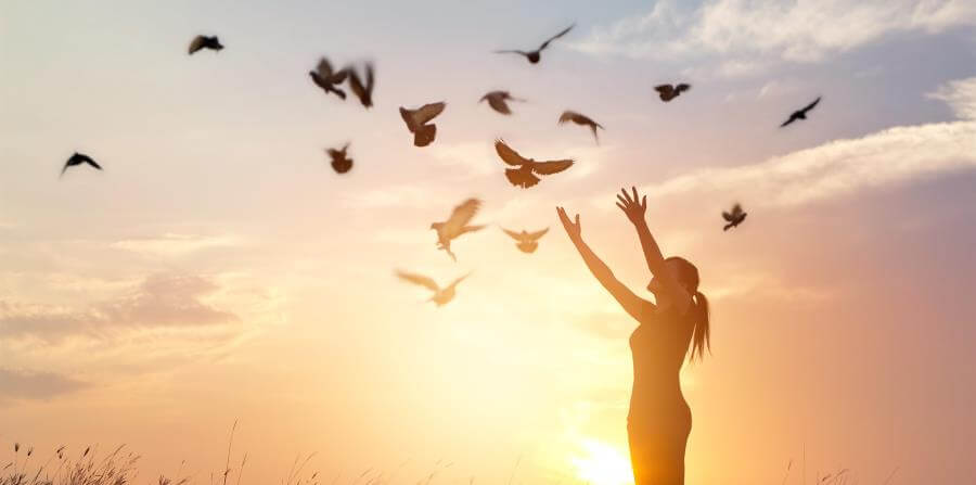 chica soltando palomas representando las frases de Isabel Allende