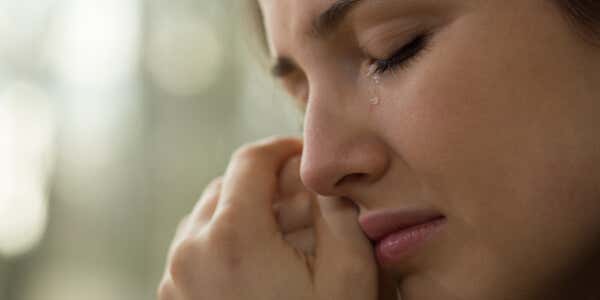 Mujer llorando y secándose sus lágrimas