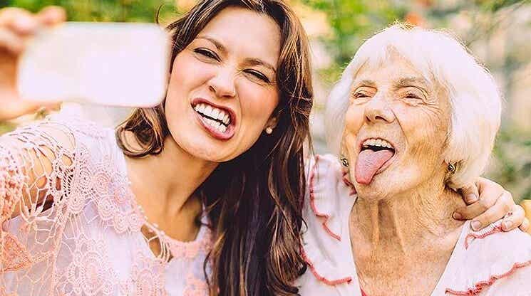 mujer mayor con amiga joven pensando en envejecer felices