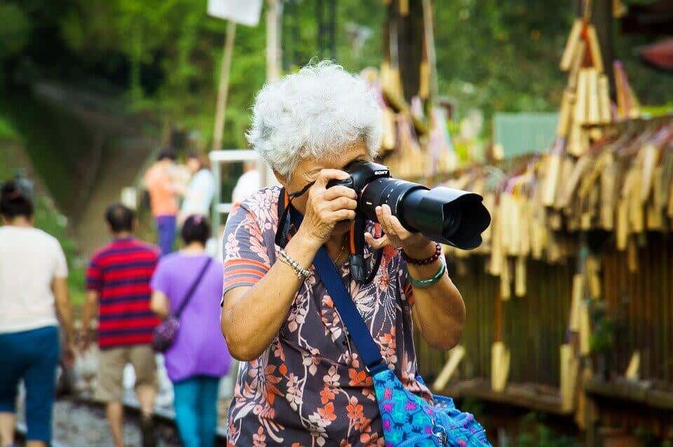 Mujer mayor haciendo fotos