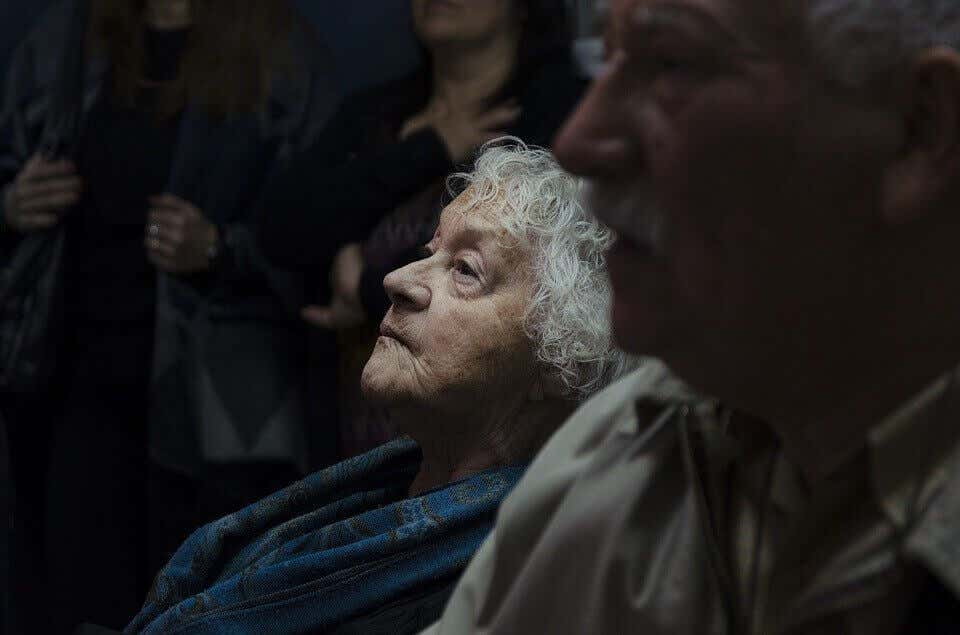 Mujer mayor mirando hacia arriba