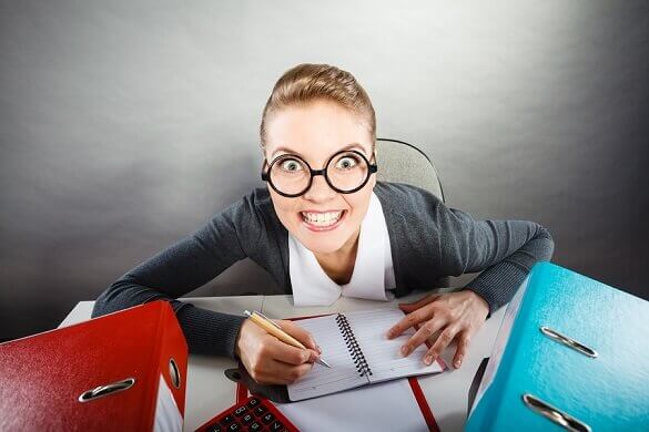 Mujer obsesiva trabajando