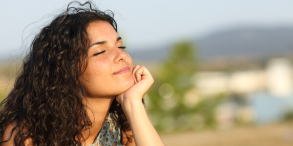 Femme pensant les yeux fermés