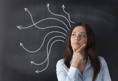 Mujer aplicando el pensamiento lateral