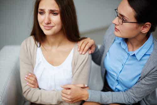 Mujer llorando con su terapeuta