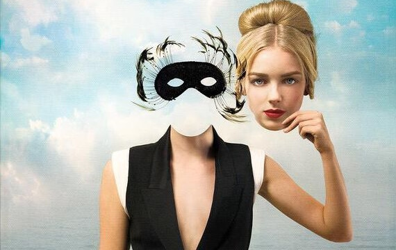 Vrouw die haar gezicht vasthoudt