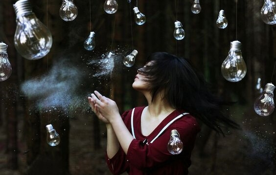 mujer rodeada de bombillas pensando en que no lo sientes