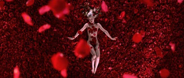 Mujer rodeada de rosas de la película American beauty