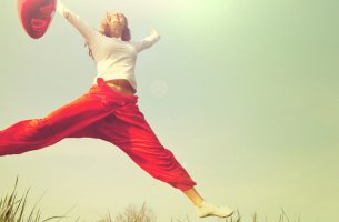 Mujer saltando feliz
