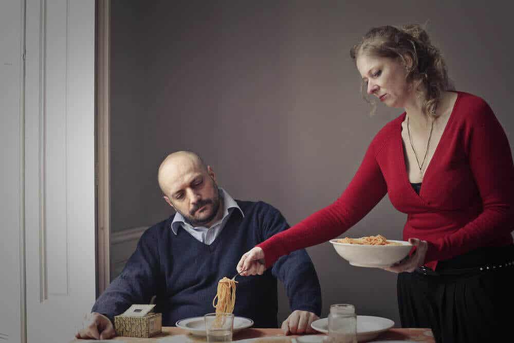 Mujer sirviendo la comida a su marido