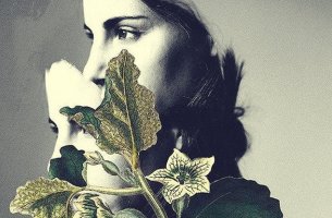 mujer triste intentando superar un rechazo amoroso