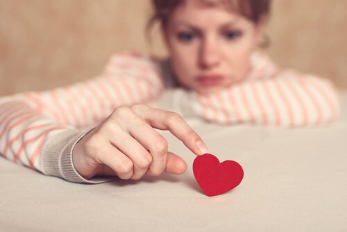 Mujer triste tocando un corazón representando las mentes magnéticas
