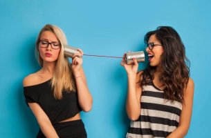 Mujeres contando rumores para representar a las personas cotillas
