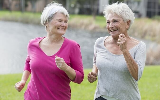 amigas haciendo deporte y buscando envejecer felices