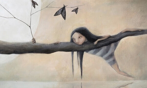 Niña sobre un árbol