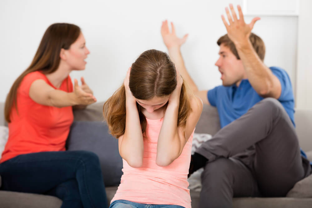 Petite fille souffrant de la dispute de ses parents