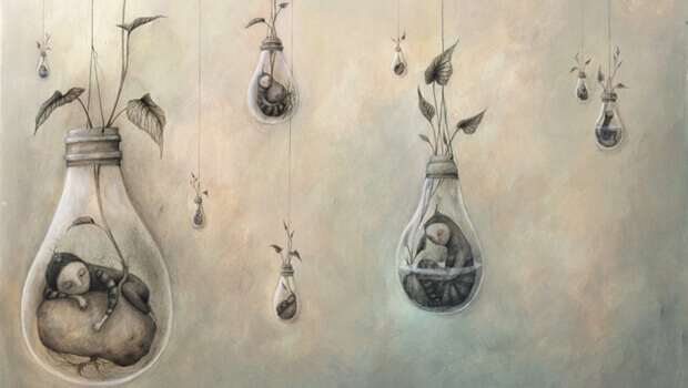 Niñas dentro de bombillas