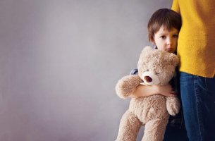 Niño víctima del síndrome de alienación parental agarrando a su madre