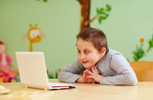 Niño con discapacidad intelectual