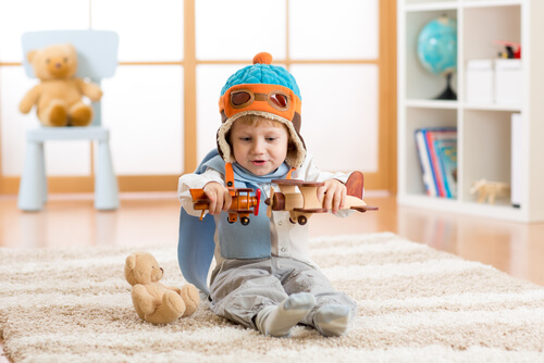Niño jugando con aviones