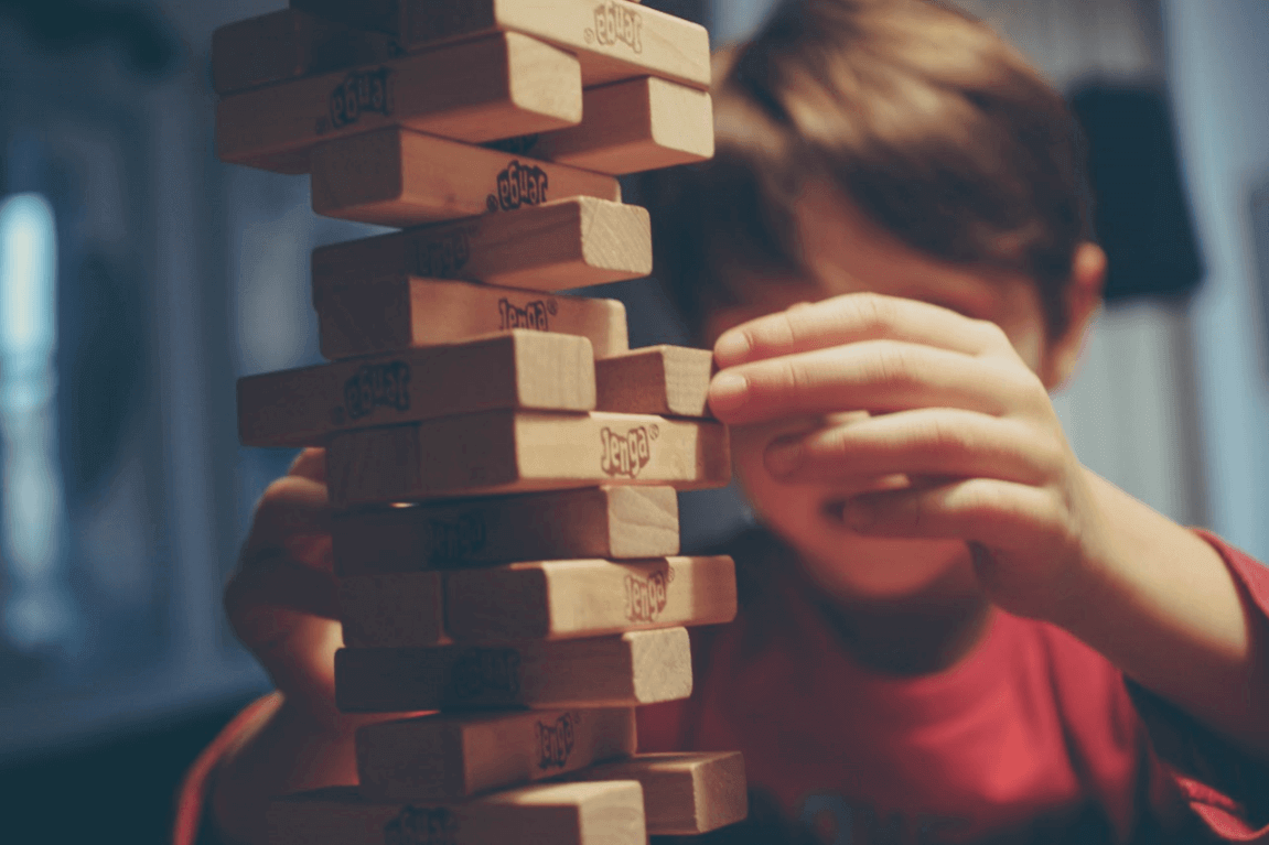 Niño con problemas de aprendizaje jugando