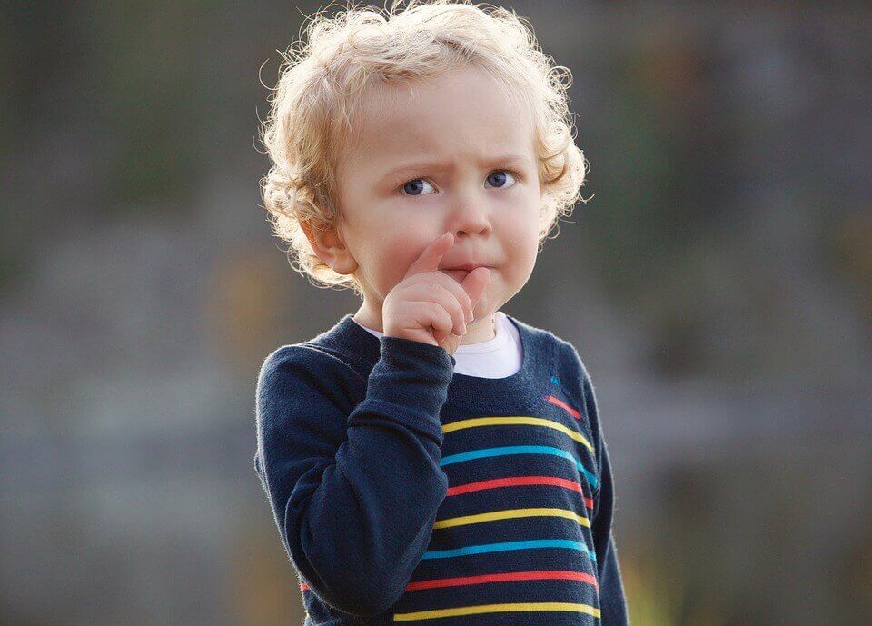Niño pequeño pensando
