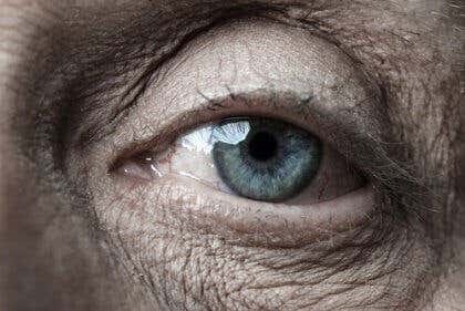 Ojos de una persona mayor simbolizando la regulación de las emociones en la vejez