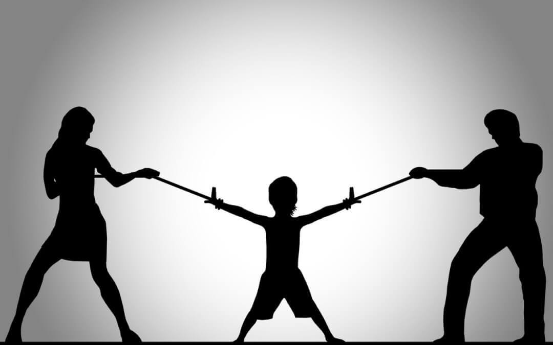 Padres tirando de su hijo tras el divorcio