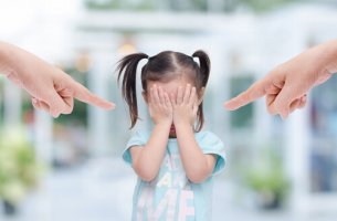 Padres tóxicos señalando a su hija