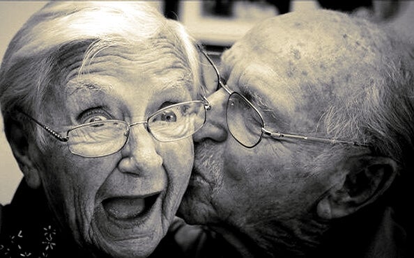 pareja que busca envejecer felices simbolizando la regulación de las emociones en la vejez