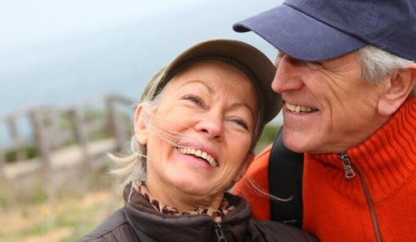 Pareja de personas representando la inteligencia emocional en las personas mayores