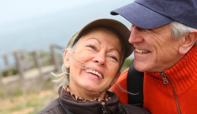Pareja de personas mayores feliz al mantener una conversación positiva