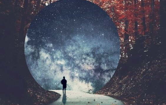 Persona caminando hacia un túnel para representar el nacimiento de nuestro yo