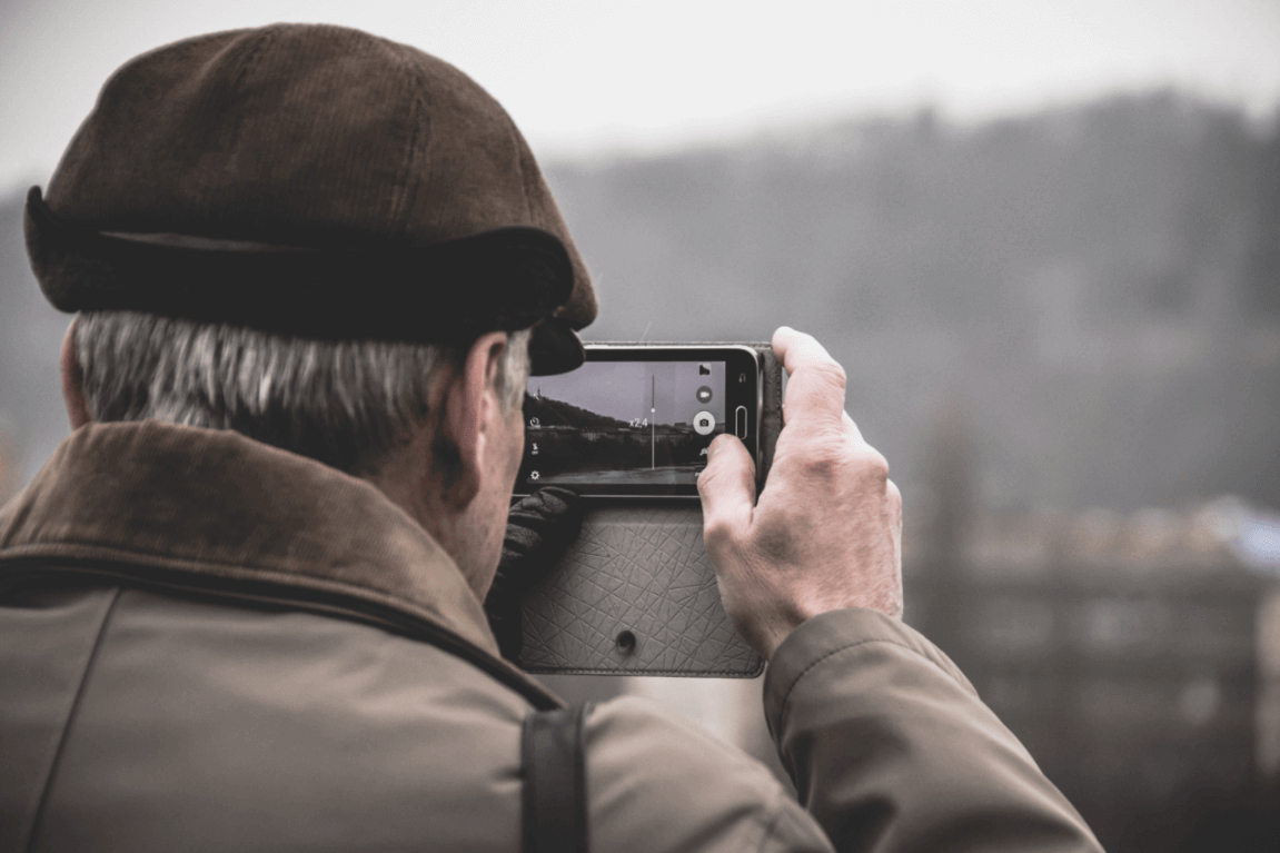 Persona mayor haciendo fotos