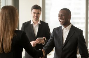 Personas diplomáticas negociando