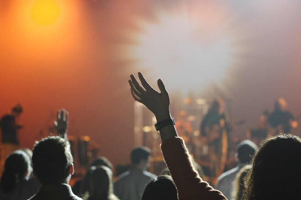 folk på konsert