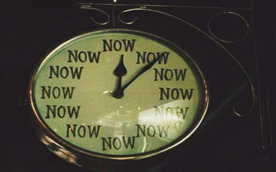 reloj que marca el ahora simbolizando lo que es sentir emociones extrañas