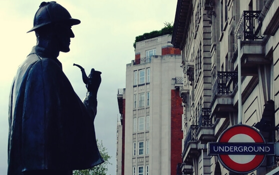 figura que nos inspira a pensar como Sherlock Holmes