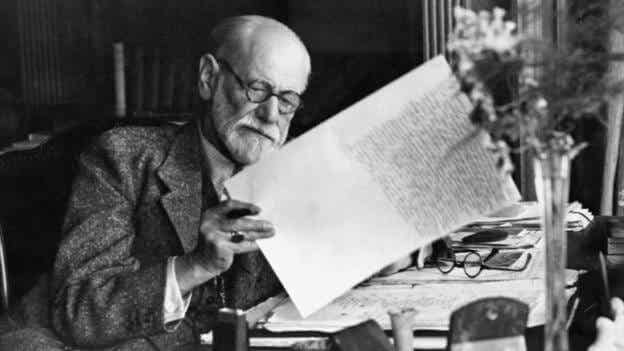 Sigmund Freud trabajando