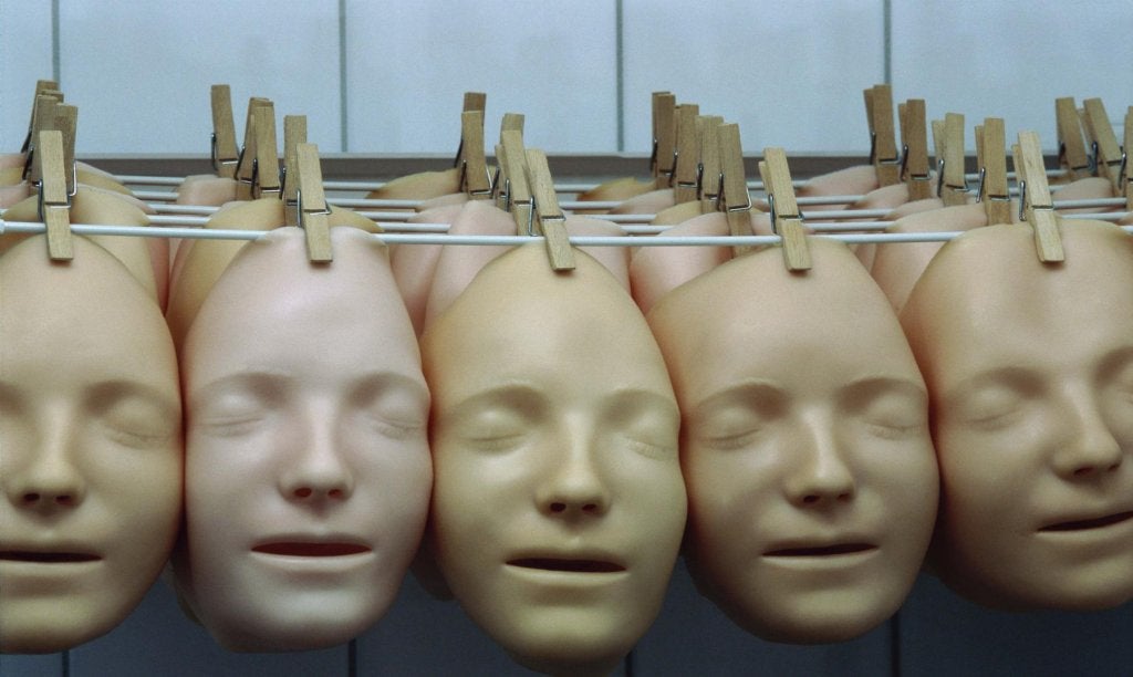 máscaras representando un alteración en el lóbulo temporal