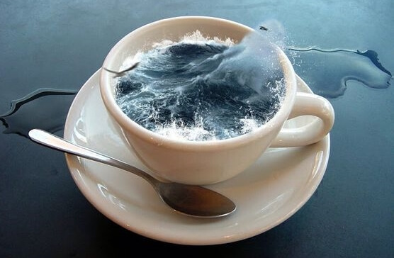 taza con agua representando el agotamiento psicológico