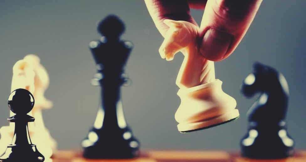 ajedrez representando el pensamiento estratégico