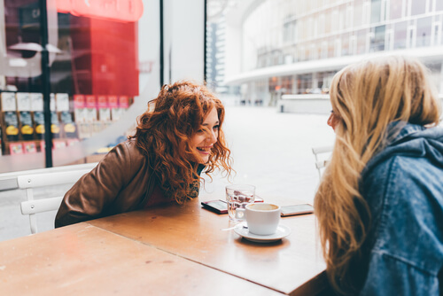 Amigas tomando un café