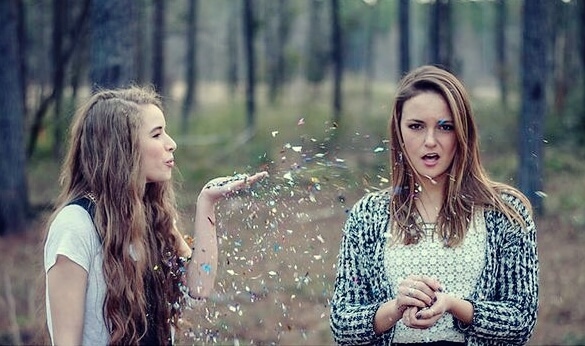 chicas representando la amistad a "primera vista"