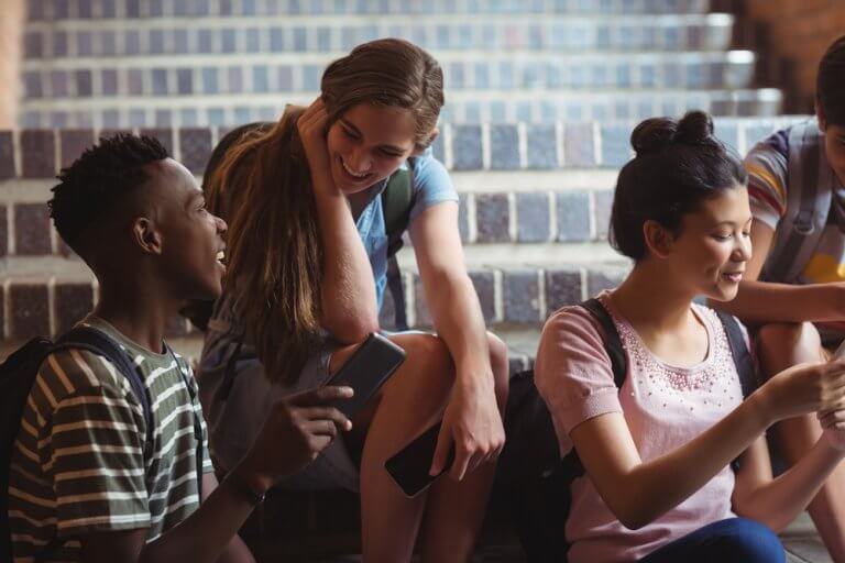 Amigos teniendo una conversación positiva