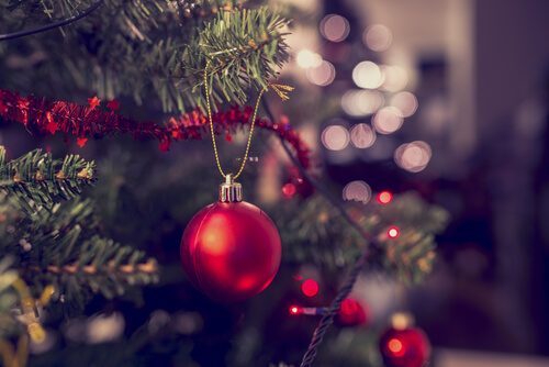 Árbol de navidad con bolas